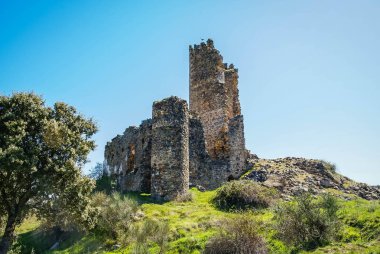 Tejeda y Segouela, Castilla y Leon, İspanya Salamanca bir kale kalıntıları görüntüsünü