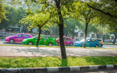 Bangkok, Tayland - 03 Ocak 2011: Arabalar sokaklarda Bangkok, Tayland, Thailand, parlak renkli