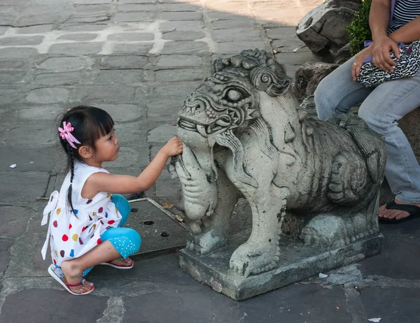 Bangkok Thaïlande Janvier 2011 Petite Fille Thaïlandaise Jouant Avec Lion — Photo