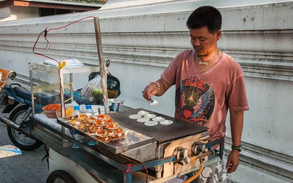 Μπανγκόκ Ταϊλάνδη Ιανουαρίου 2011 Πλανόδιος Πωλητής Τροφίμων Στην Μπανγκόκ Ταϊλάνδη — Φωτογραφία Αρχείου