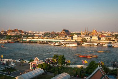 Bangkok, Tayland - 01 Ocak 2011: Nehir, şehir ve tapınaklar Bangkok Tayland görünümü