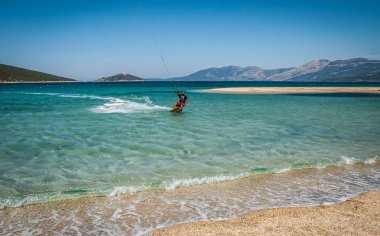Marmari, Yunanistan - 24 Haziran 2012, gökyüzü-sörfçü Yunanistan Evia adada Marmari altın plajda oynarken altın kumsalda