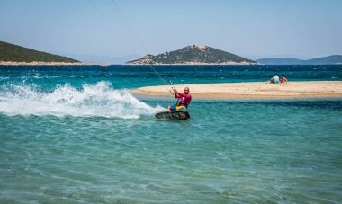Marmari, Yunanistan - 24 Haziran 2012, gökyüzü-sörfçü Yunanistan Evia adada Marmari altın plajda oynarken altın kumsalda