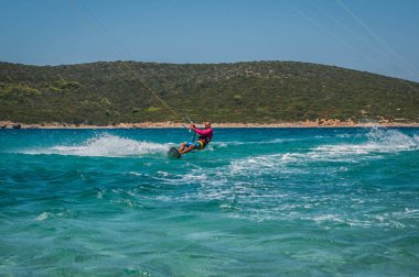 Marmari, Yunanistan - 24 Haziran 2012, gökyüzü-sörfçü Yunanistan Evia adada Marmari altın plajda oynarken altın kumsalda