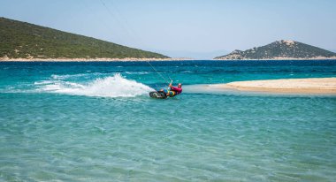 Marmari, Yunanistan - 24 Haziran 2012, gökyüzü-sörfçü Yunanistan Evia adada Marmari altın plajda oynarken altın kumsalda