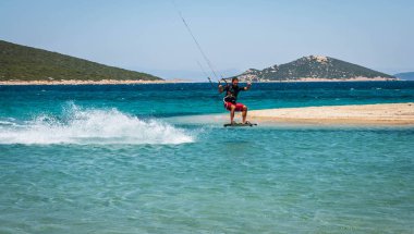 Marmari, Yunanistan - 24 Haziran 2012, gökyüzü-sörfçü Yunanistan Evia adada Marmari altın plajda oynarken altın kumsalda