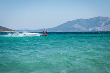 Marmari, Yunanistan - 24 Haziran 2012, gökyüzü-sörfçü Yunanistan Evia adada Marmari altın plajda oynarken altın kumsalda