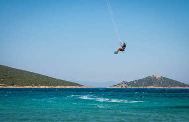 Marmari, Yunanistan - 24 Haziran 2012, gökyüzü-sörfçü Yunanistan Evia adada Marmari altın plajda oynarken altın kumsalda