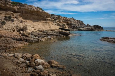 Yunanistan Milos Adası üzerinde çekici güzel plajlar görüntüsünü