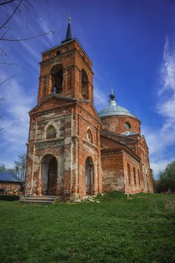 Kırmızı tuğlalı Rusya Kaluga bölgesi kilisede mahvetti
