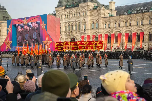 莫斯科 2018年11月7日 1941年在红场举行的纪念他的游行的阅兵式 公开活动 — 图库照片