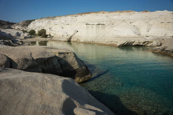 Пляж Moonscape Sarakiniko Острове Милош Греции — стоковое фото