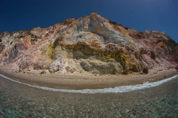 美丽和罕见的自然颜色的 Firiplaka 海滩在米洛斯岛在希腊 — 图库照片