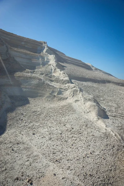 Пляж Moonscape Sarakiniko Острове Милош Греции — стоковое фото