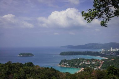 Üç plajları Phuket Adası Tayland tepede bir doğal görünümünü