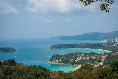 Üç plajları Phuket Adası Tayland tepede bir doğal görünümünü