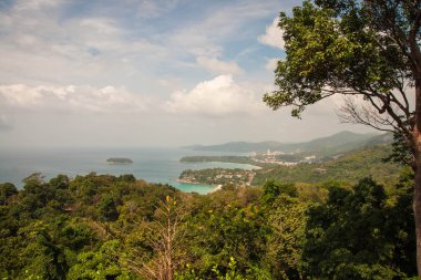 Üç plajları Phuket Adası Tayland tepede bir doğal görünümünü