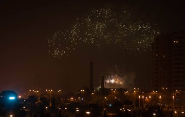 İspanya Valencia'da gece şehrin arka plan üzerinde havai fişek