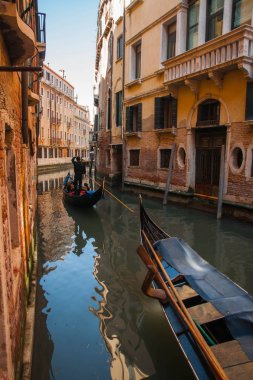 Venedik, İtalya - 23 Mart 2011: Venedik, İtalya kanalları üzerinde insanlar