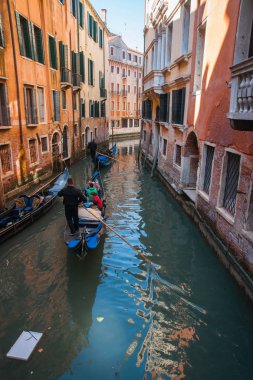 Venedik, İtalya - 23 Mart 2011: Venedik, İtalya kanalları üzerinde insanlar