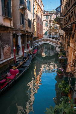 Venedik, İtalya - 23 Mart 2011: Venedik, İtalya kanalları üzerinde insanlar