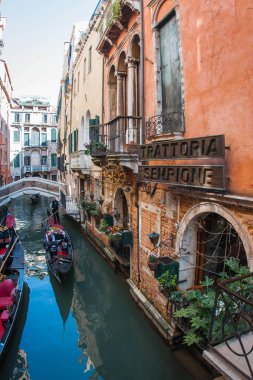 Venedik, İtalya - 23 Mart 2011: Venedik, İtalya kanalları üzerinde insanlar