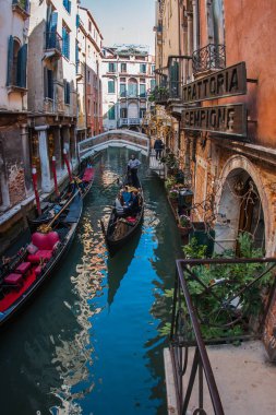 Venedik, İtalya - 23 Mart 2011: Venedik, İtalya kanalları üzerinde insanlar