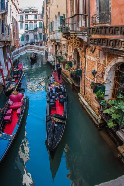 Venedik, İtalya - 23 Mart 2011: Venedik, İtalya kanalları üzerinde insanlar