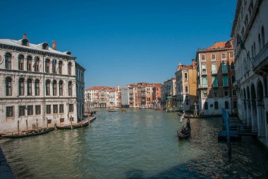 Venedik, İtalya - 23 Mart 2011: Venedik, İtalya kanalları üzerinde insanlar