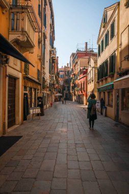 Venedik, İtalya - 23 Mart 2011: Venedik, İtalya kanalları üzerinde insanlar