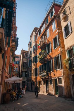 Venedik, İtalya - 23 Mart 2011: Venedik, İtalya kanalları üzerinde insanlar