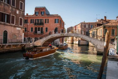 Venedik, İtalya - 23 Mart 2011: Venedik, İtalya kanalları üzerinde insanlar