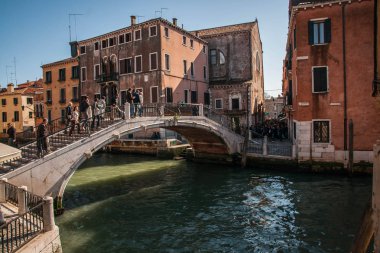Venedik, İtalya - 23 Mart 2011: Venedik, İtalya kanalları üzerinde insanlar