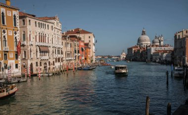 Venedik, İtalya - 23 Mart 2011: Venedik, İtalya kanalları üzerinde insanlar