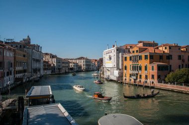 Venedik, İtalya - 23 Mart 2011: Venedik, İtalya kanalları üzerinde insanlar