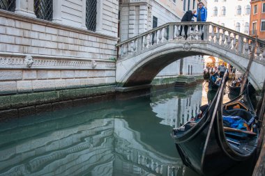 Venedik, İtalya - 23 Mart 2011: Venedik, İtalya kanalları üzerinde insanlar