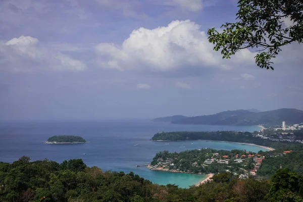 Üç plajları Phuket Adası Tayland tepede bir doğal görünümünü
