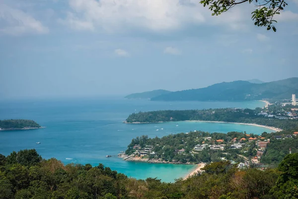 タイのプーケット島の丘の上から つのビーチの美しい景色 — ストック写真