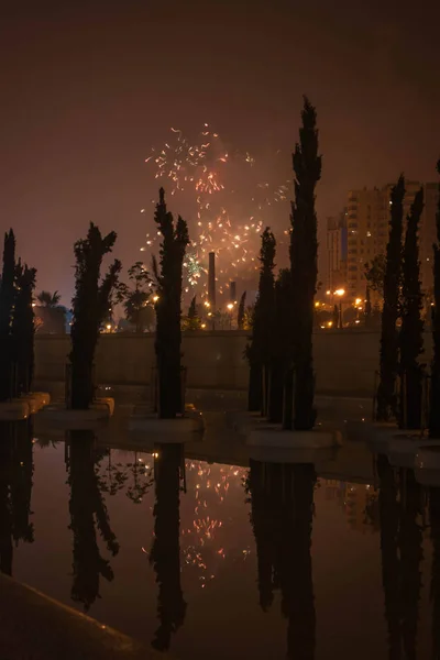 Fuegos Artificiales Fondo Ciudad Nocturna Valencia España — Foto de Stock