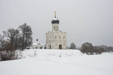 Kilise şefaat köyü Bogolyubovo Rusya'da Vladimir Bölgesi Nerl nehrinde