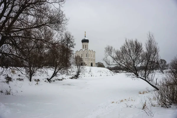 ロシアのウラジミール地域でボゴリュボヴォの村でネルリ川のとりなしの教会 — ストック写真