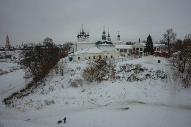 Kilisede Suzdal Rusya'da Vladimir Bölgesi ile kış manzarası