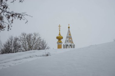 Kış manzarası kar dağ ve başında Suzdal Vladimir Bölgesi Rusya'nın Kilisesi ile