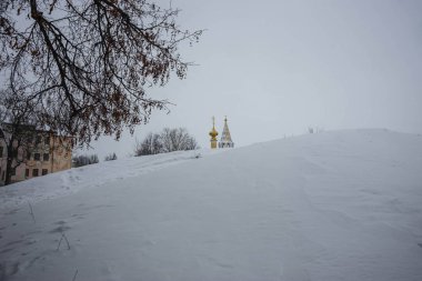 Kış manzarası kar dağ ve başında Suzdal Vladimir Bölgesi Rusya'nın Kilisesi ile