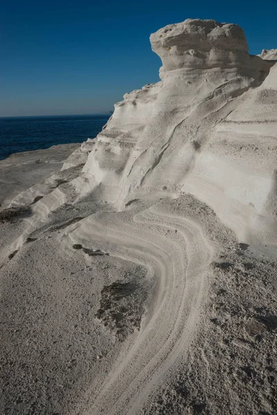 ユニークで美しい白い月面の風景ビーチ ギリシャのミロス島でサラキニコ — ストック写真