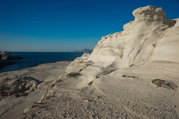 ユニークで美しい白い月面の風景ビーチ ギリシャのミロス島でサラキニコ — ストック写真