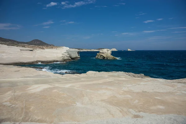 ユニークで美しい白い月面の風景ビーチ ギリシャのミロス島でサラキニコ — ストック写真