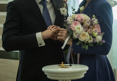 Gelin ve damat, seçici odak elinde buket düğün
