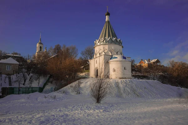 Белая каменная церковь на берегу Волги в Муроме — стоковое фото