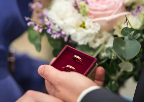 Bouquet de mariée et alliances, mise au point sélective — Photo